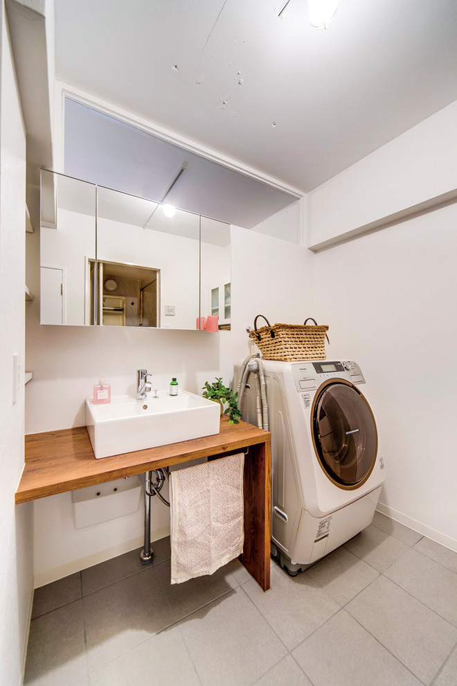 This is an example of a scandinavian laundry room in Fukuoka with white walls.
