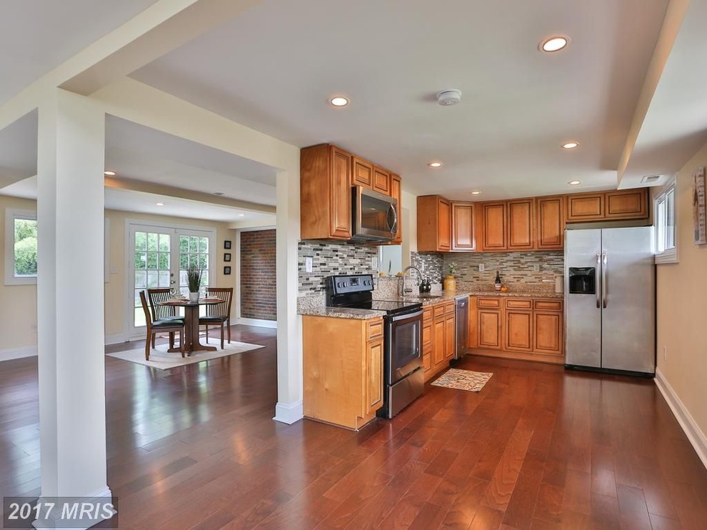 Example of a transitional kitchen design in DC Metro