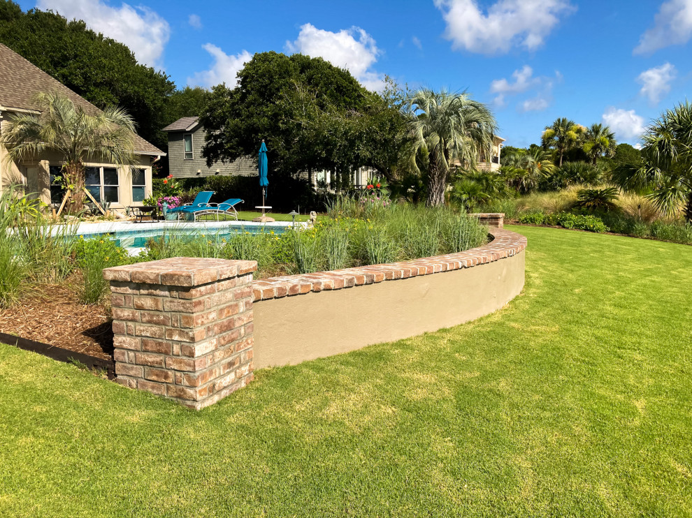 Источник вдохновения для домашнего уюта: ландшафтный бассейн на заднем дворе в морском стиле с покрытием из бетонных плит