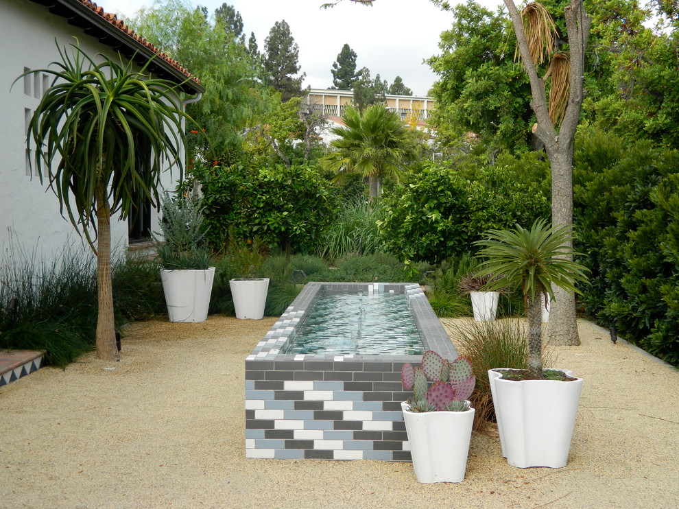 Design ideas for a mediterranean garden in Los Angeles with gravel.