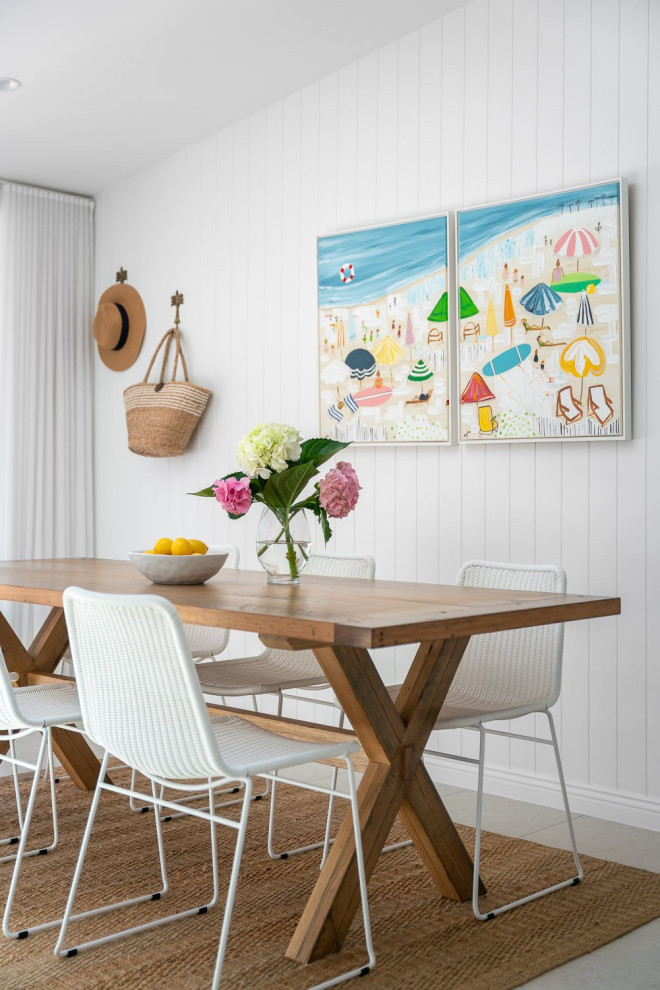 Immagine di una grande sala da pranzo aperta verso la cucina stile marino con pareti bianche, pavimento in gres porcellanato, pavimento grigio, soffitto a cassettoni e pareti in perlinato
