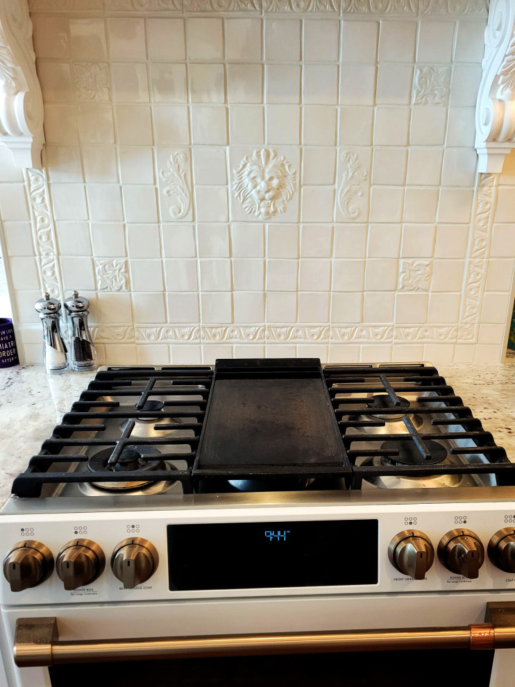 Aménagement d'une grande cuisine américaine victorienne avec un plan de travail en granite, une crédence blanche, une crédence en céramique, un électroménager blanc, îlot et un plan de travail gris.