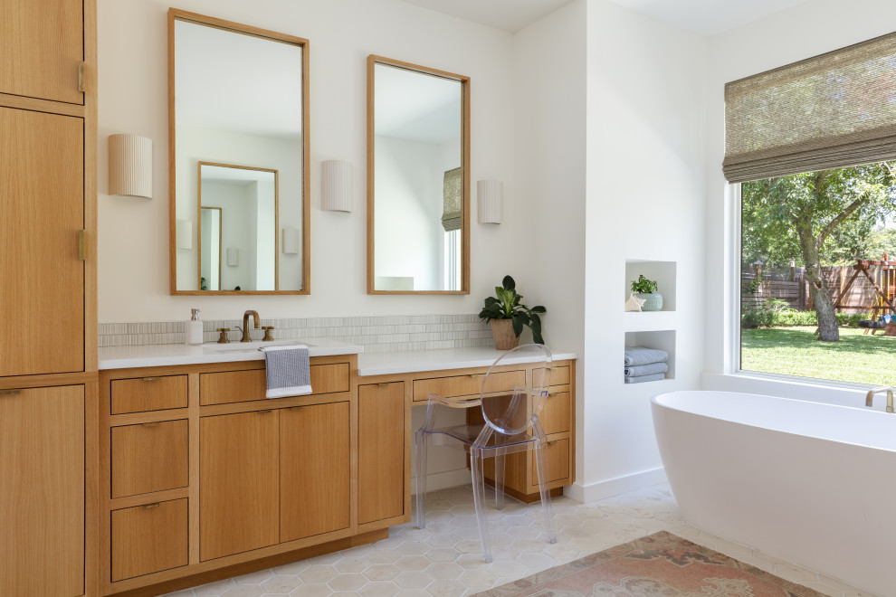 Cette photo montre une salle de bain principale rétro en bois brun avec un placard à porte plane, une baignoire indépendante, un mur blanc, un lavabo encastré, un plan de toilette blanc, une niche, meuble simple vasque et meuble-lavabo encastré.