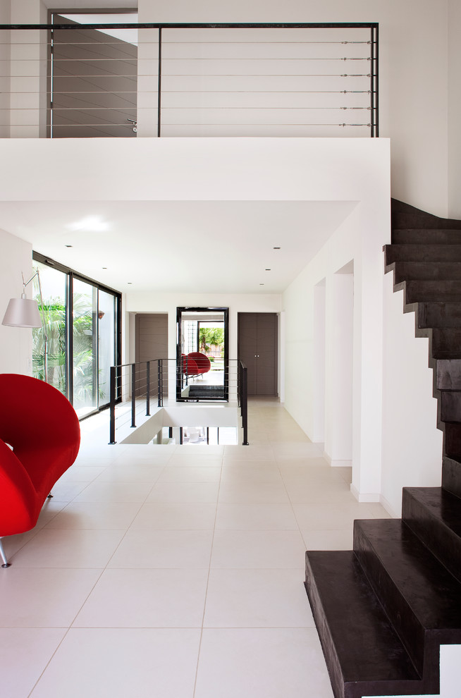 This is an example of a large contemporary hallway in Marseille with white walls and white floor.