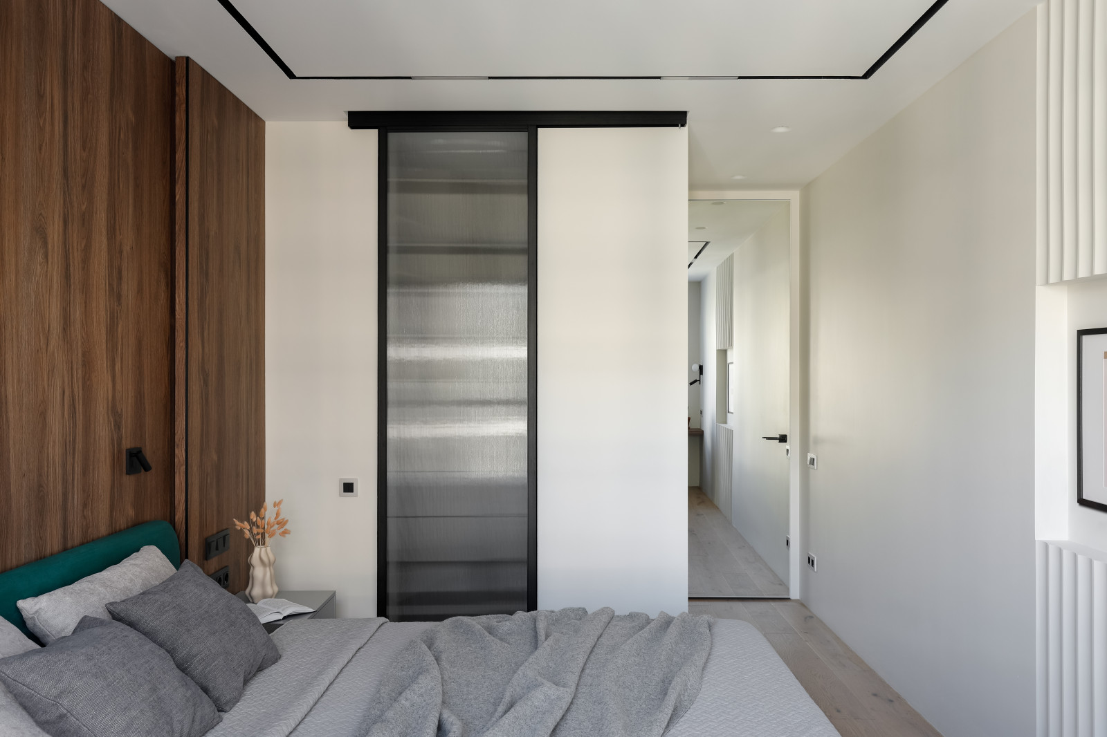 Квартира со стеклянной стеной и терраццо