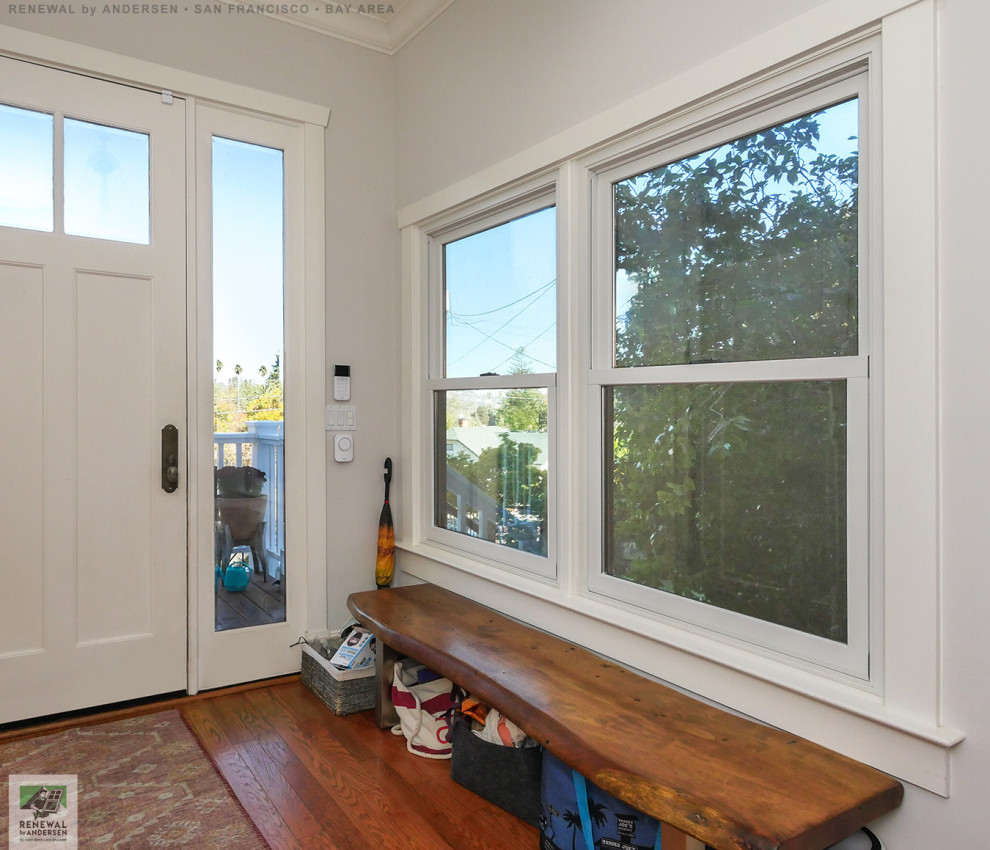 Mittelgroße Haustür mit grauer Wandfarbe, braunem Holzboden, Einzeltür, weißer Haustür und gewölbter Decke in San Francisco