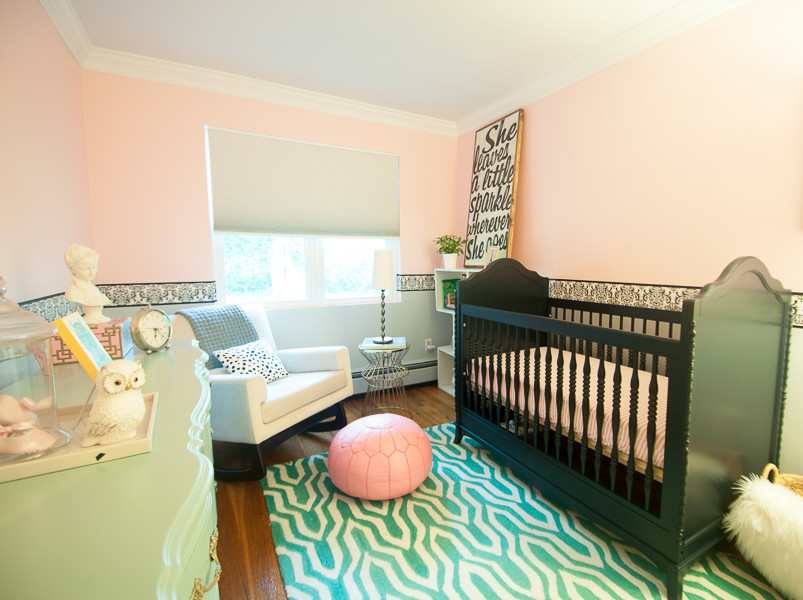 На фото: комната для малыша в стиле фьюжн с