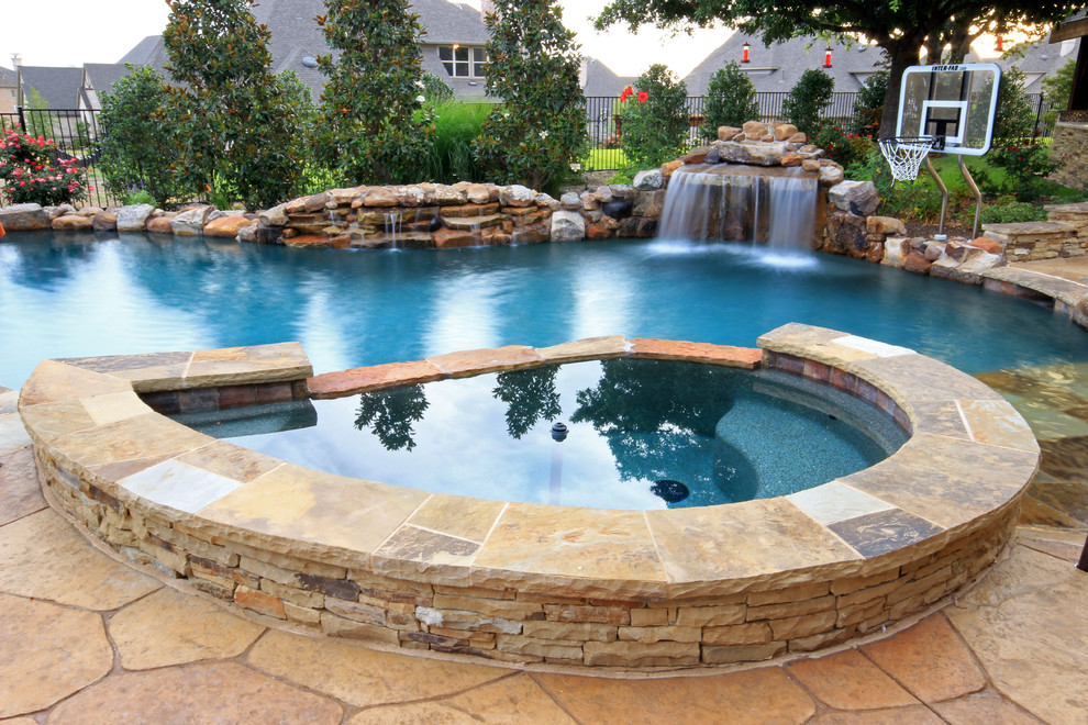 Country custom-shaped pool in Dallas.