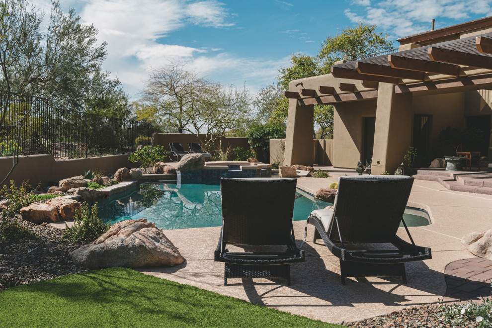 Источник вдохновения для домашнего уюта: ландшафтный бассейн произвольной формы на заднем дворе в современном стиле
