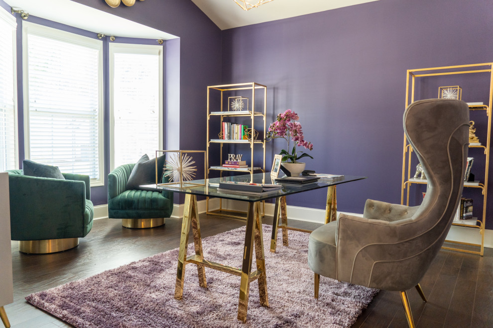 Imagen de despacho abovedado contemporáneo de tamaño medio con paredes púrpuras, suelo de madera oscura, escritorio independiente, suelo marrón y papel pintado