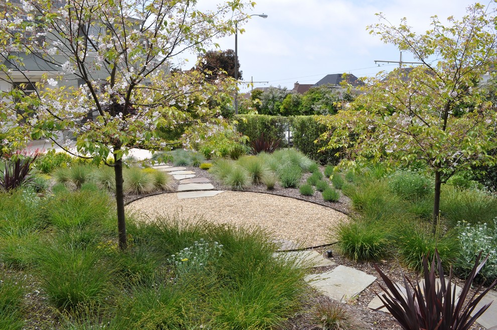 Foto di un giardino design dietro casa in primavera con ghiaia e scale