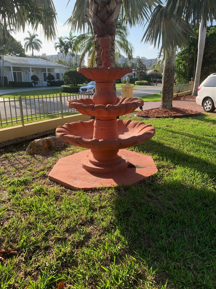 Example of a transitional home design design in Miami