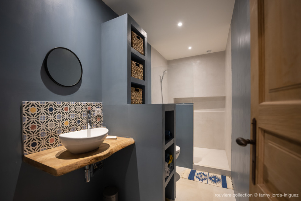 Immagine di una stanza da bagno boho chic con doccia a filo pavimento e pareti grigie