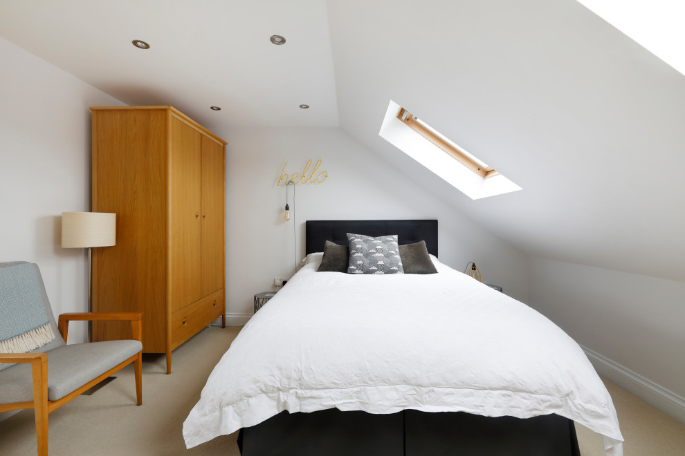 Mittelgroßes Modernes Hauptschlafzimmer mit weißer Wandfarbe, Teppichboden, beigem Boden und Tapetenwänden in Sussex