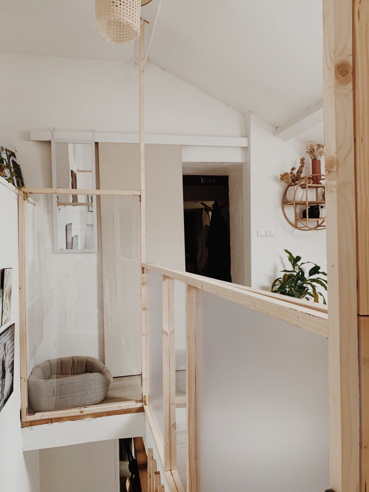 Idéer för mellanstora skandinaviska hemmabibliotek, med vita väggar, laminatgolv, ett inbyggt skrivbord och grått golv