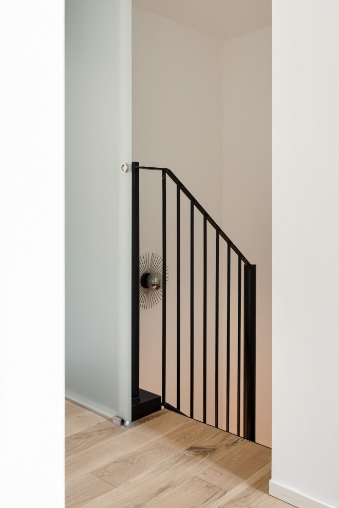 Aménagement d'un petit escalier scandinave avec des marches en métal et des contremarches en métal.