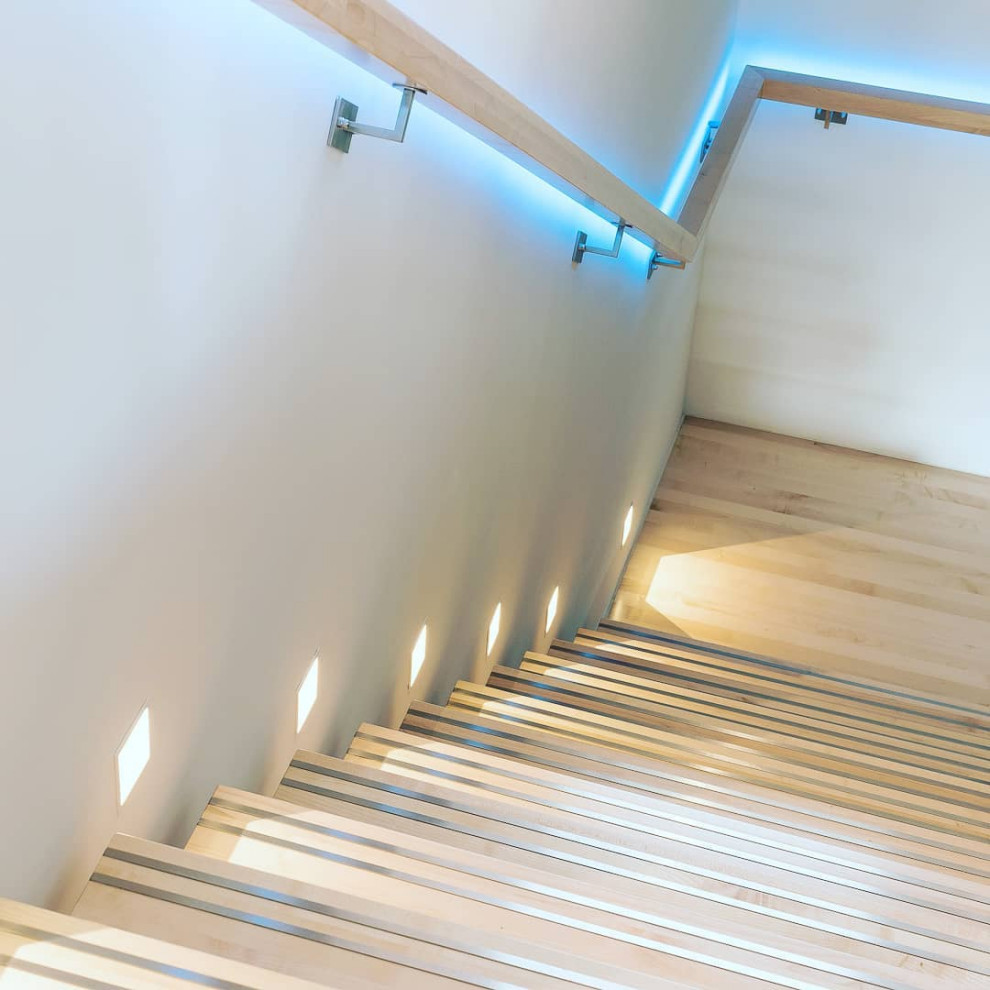 Источник вдохновения для домашнего уюта: прямая деревянная лестница среднего размера в стиле лофт с деревянными ступенями
