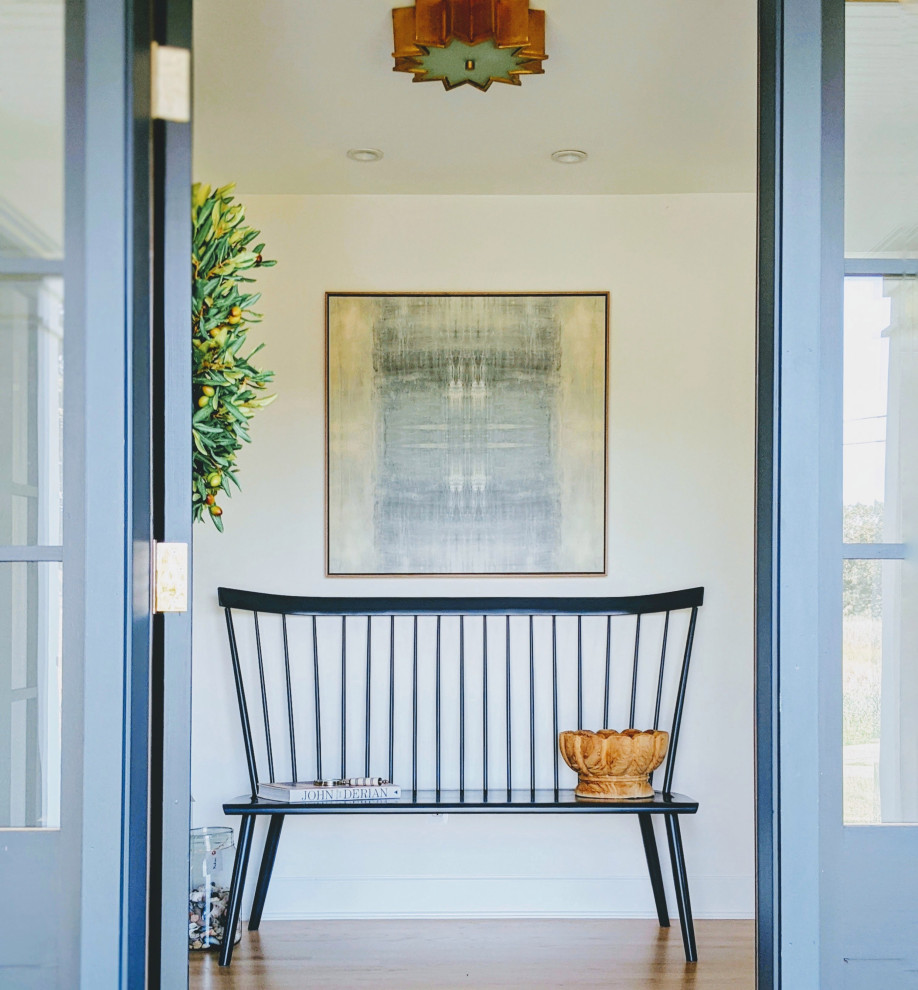 Inspiration pour un hall d'entrée traditionnel avec parquet clair, une porte simple, une porte bleue et un sol beige.