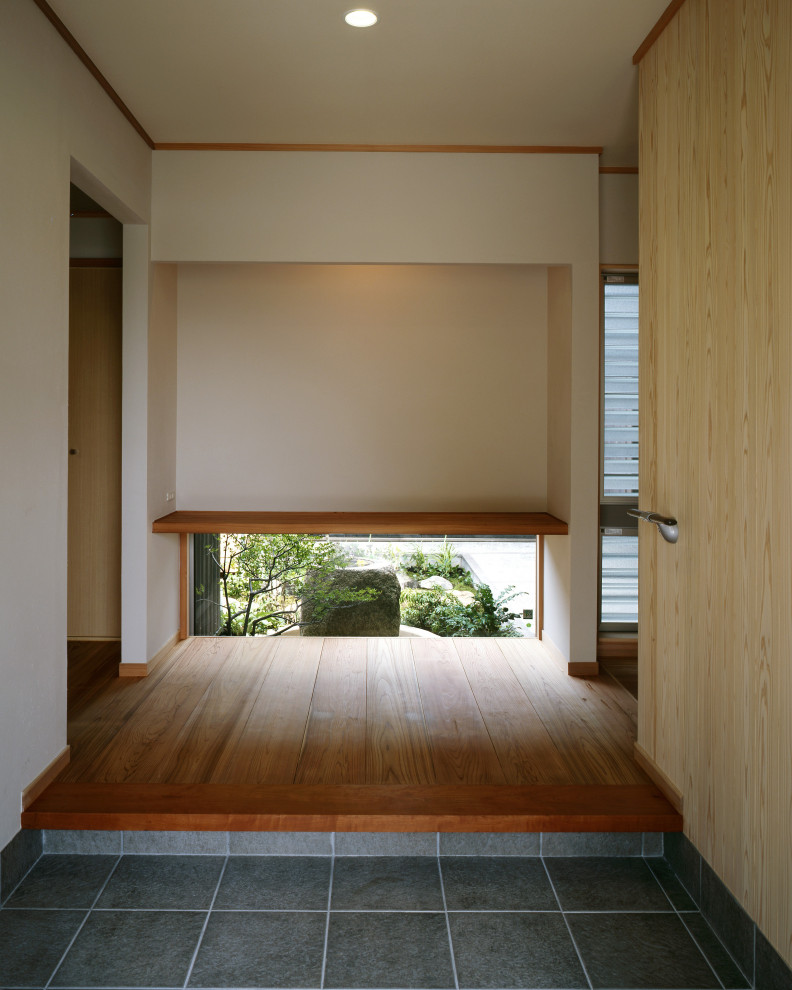 Cette photo montre une entrée de taille moyenne avec un mur beige, un sol en carrelage de porcelaine, une porte simple, une porte en verre, un sol gris et un plafond en papier peint.