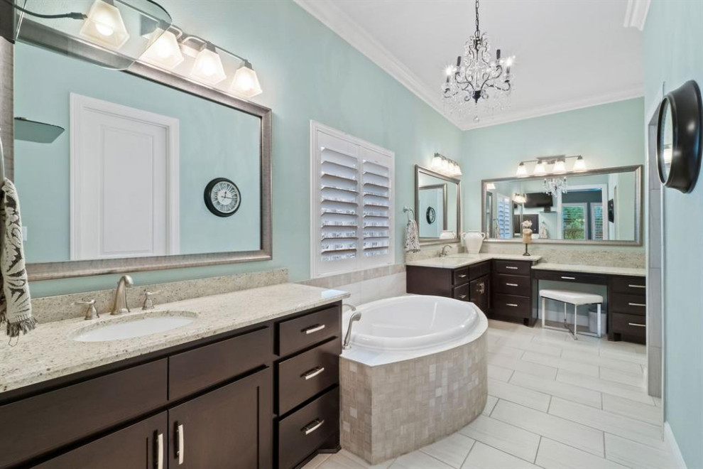 На фото: большая главная ванная комната в классическом стиле с фасадами в стиле шейкер, темными деревянными фасадами, накладной ванной, душем в нише, унитазом-моноблоком, синей плиткой, керамической плиткой, синими стенами, полом из керамической плитки, врезной раковиной, столешницей из гранита, бежевым полом, открытым душем, бежевой столешницей, сиденьем для душа, тумбой под две раковины и встроенной тумбой