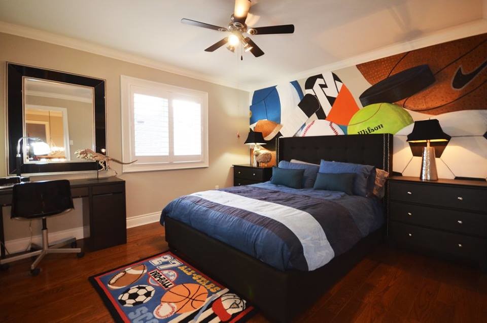 Transitional home design photo in Toronto