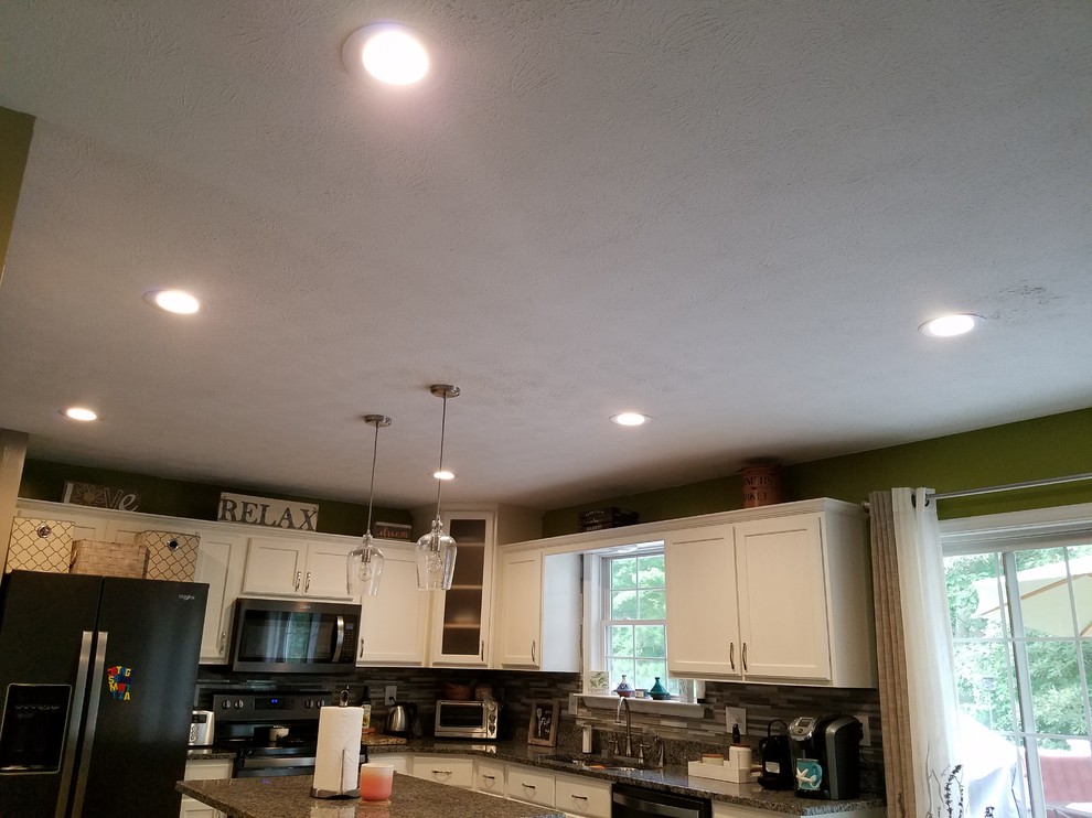 Eat-in kitchen - mid-sized transitional l-shaped medium tone wood floor and gray floor eat-in kitchen idea with an undermount sink, shaker cabinets, white cabinets, granite countertops, multicolored backsplash, ceramic backsplash, colored appliances, an island and multicolored countertops