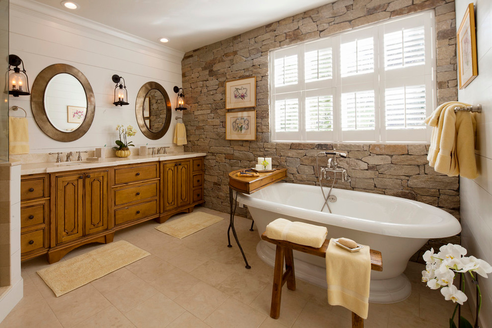 Inredning av ett klassiskt badrum, med luckor med profilerade fronter och ett fristående badkar