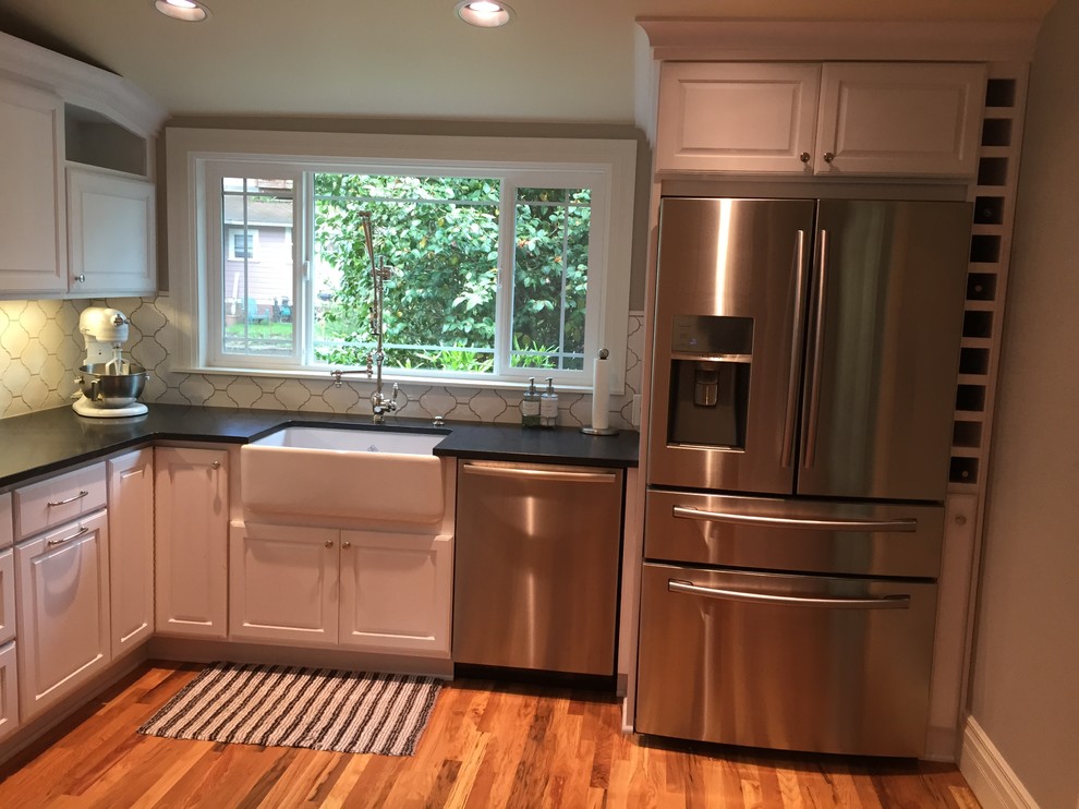 Kitchen - transitional kitchen idea in Portland
