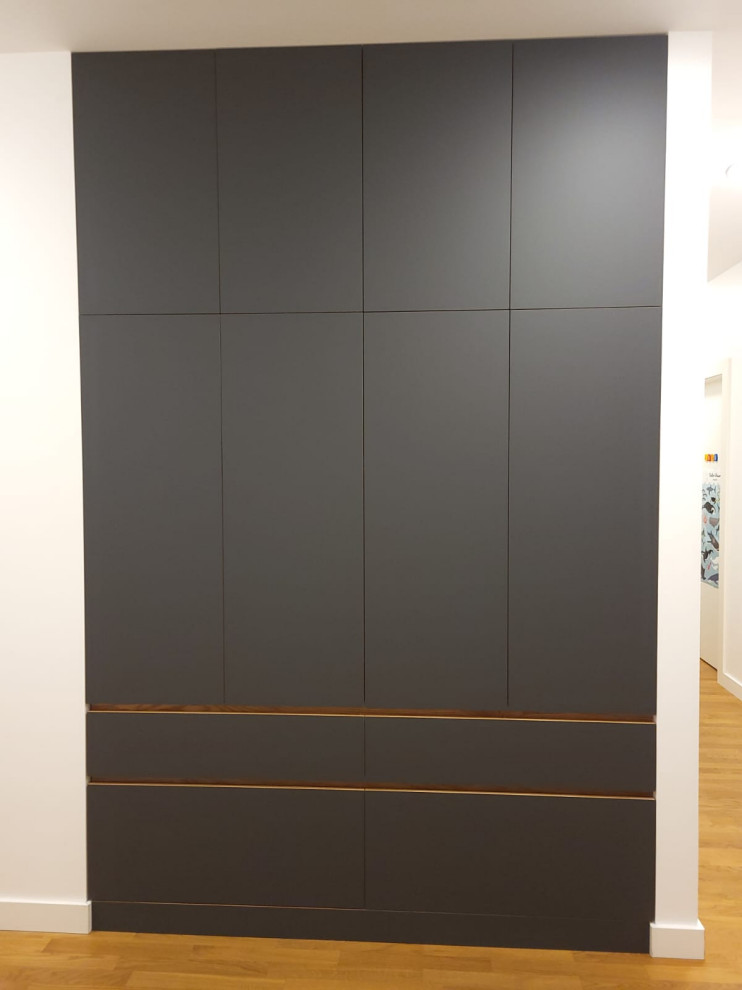 Ankleidezimmer mit braunem Holzboden und braunem Boden in Berlin