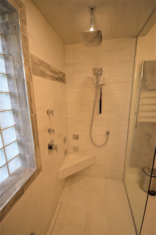 Idéer för ett modernt en-suite badrum, med släta luckor, skåp i mörkt trä, våtrum, beige kakel, porslinskakel, klinkergolv i porslin, beiget golv och dusch med gångjärnsdörr