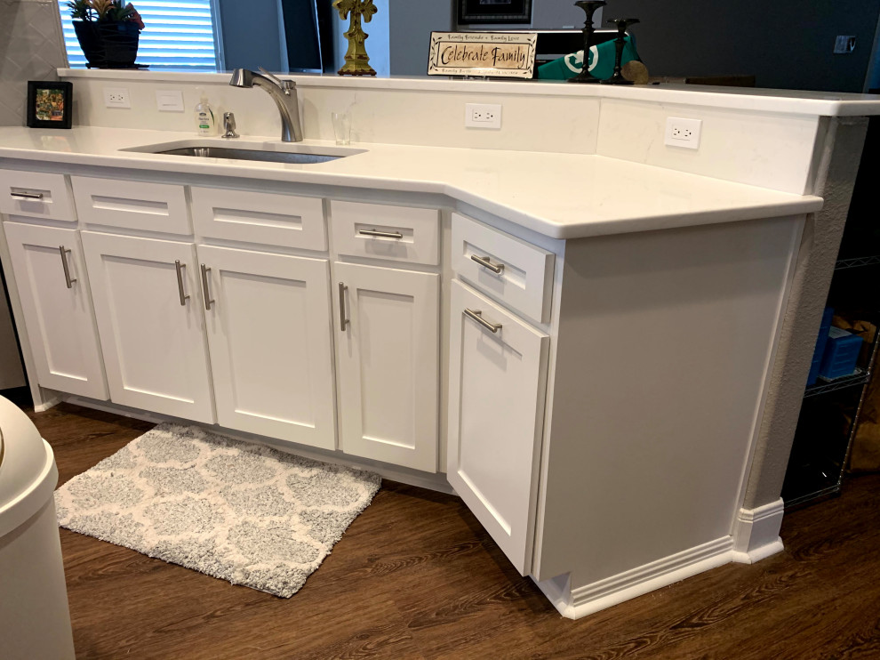 Kitchen - kitchen idea in Austin