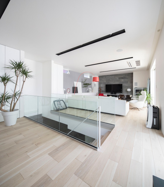 ミニマルデザインと立体的な中庭が特徴の家 modern-living-room