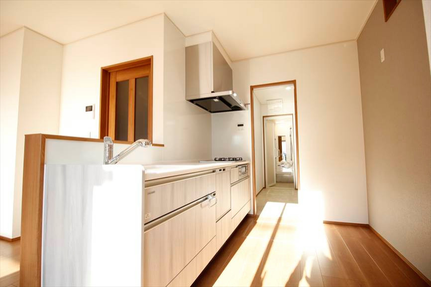 Cette image montre une cuisine ouverte linéaire nordique en bois clair avec un plan de travail en surface solide, une crédence grise, un sol en contreplaqué, un sol marron et un plafond en papier peint.