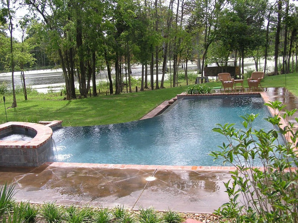 Transitional pool photo in New Orleans