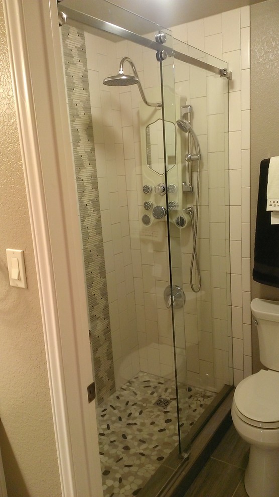 Mittelgroßes Badezimmer mit offener Dusche, Toilette mit Aufsatzspülkasten, beigen Fliesen, Keramikfliesen und Kiesel-Bodenfliesen in Austin