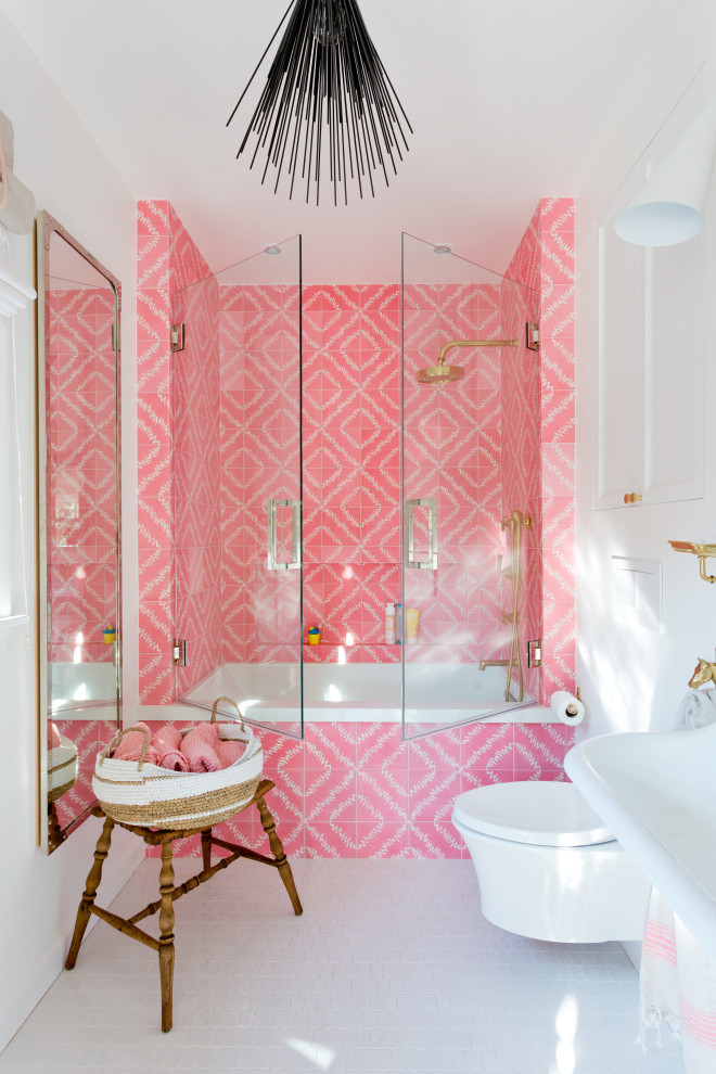 Idéer för funkis badrum, med ett badkar i en alkov, en dusch/badkar-kombination, en vägghängd toalettstol, rosa kakel, vita väggar, mosaikgolv, ett väggmonterat handfat, vitt golv och dusch med gångjärnsdörr