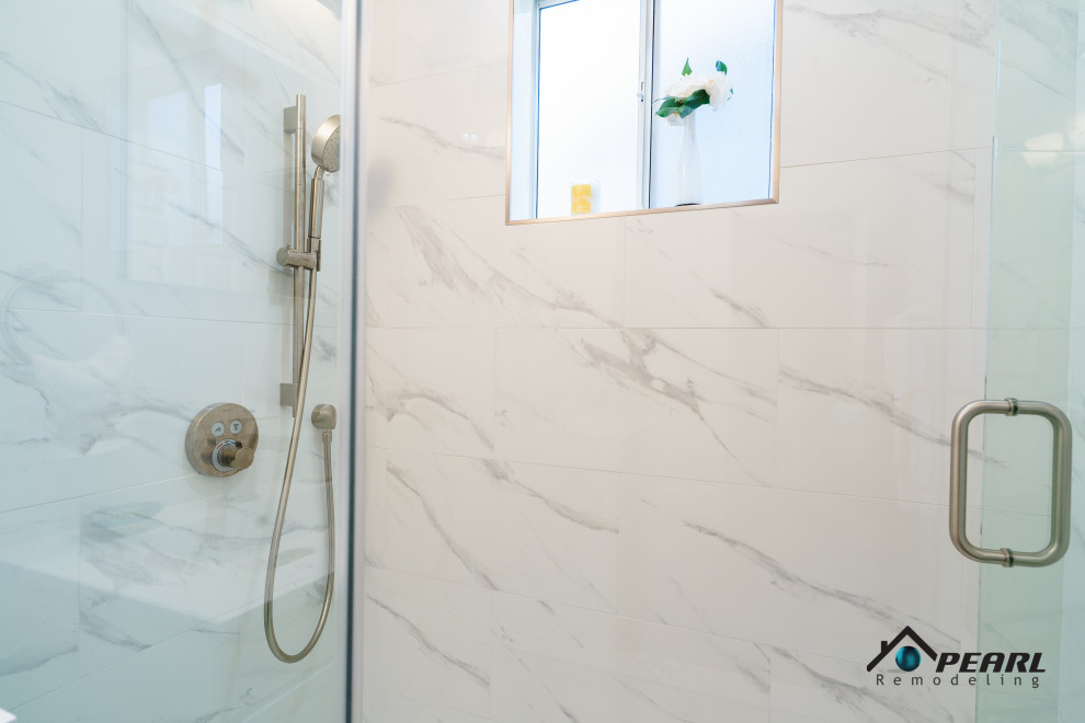 На фото: маленькая главная ванная комната в стиле модернизм с плоскими фасадами, белыми фасадами, душем в нише, раздельным унитазом, белой плиткой, мраморной плиткой, белыми стенами, полом из цементной плитки, накладной раковиной, столешницей из искусственного камня, черным полом, душем с распашными дверями, белой столешницей, тумбой под одну раковину и встроенной тумбой для на участке и в саду с