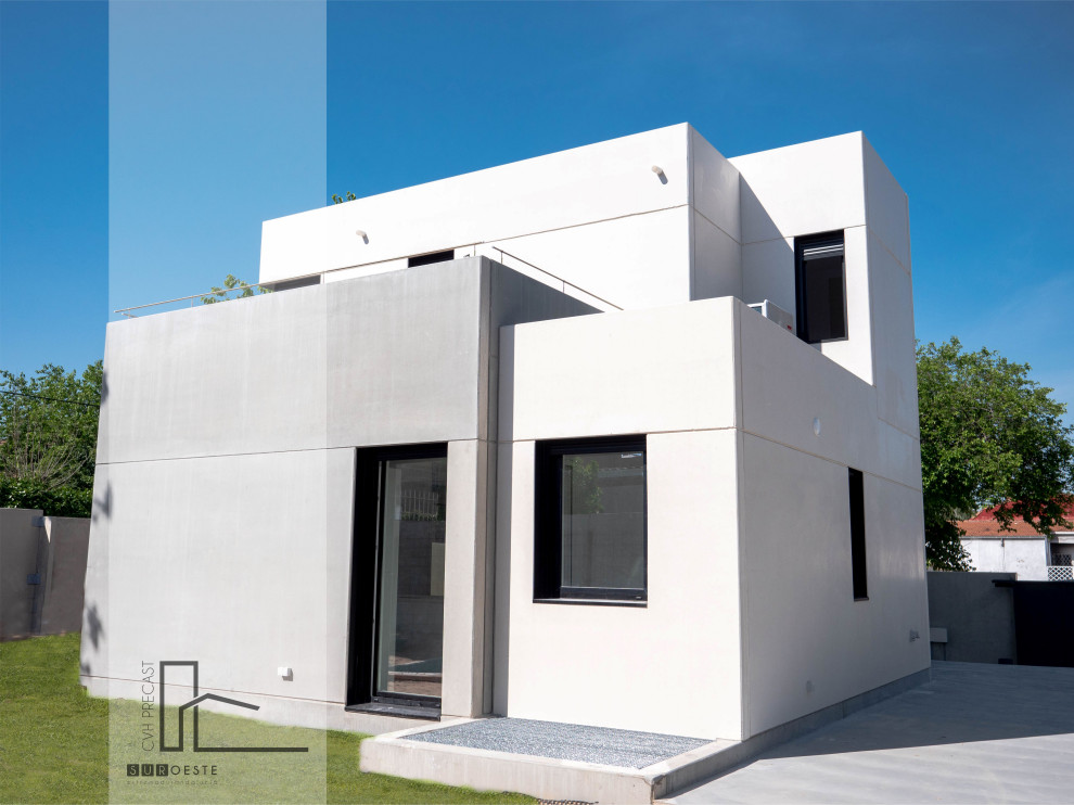 Esempio della villa bianca contemporanea a due piani di medie dimensioni con rivestimento in cemento, tetto piano, copertura mista, tetto bianco e scale