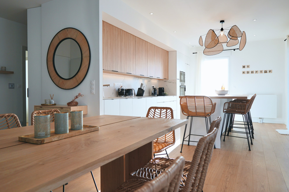 Foto di una cucina abitabile scandinava di medie dimensioni con parquet chiaro