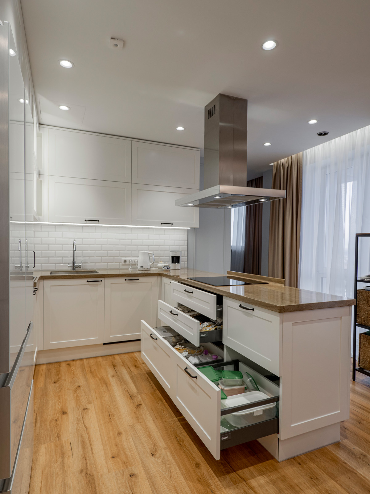 Стильная неоклассическая кухне в белом цвете