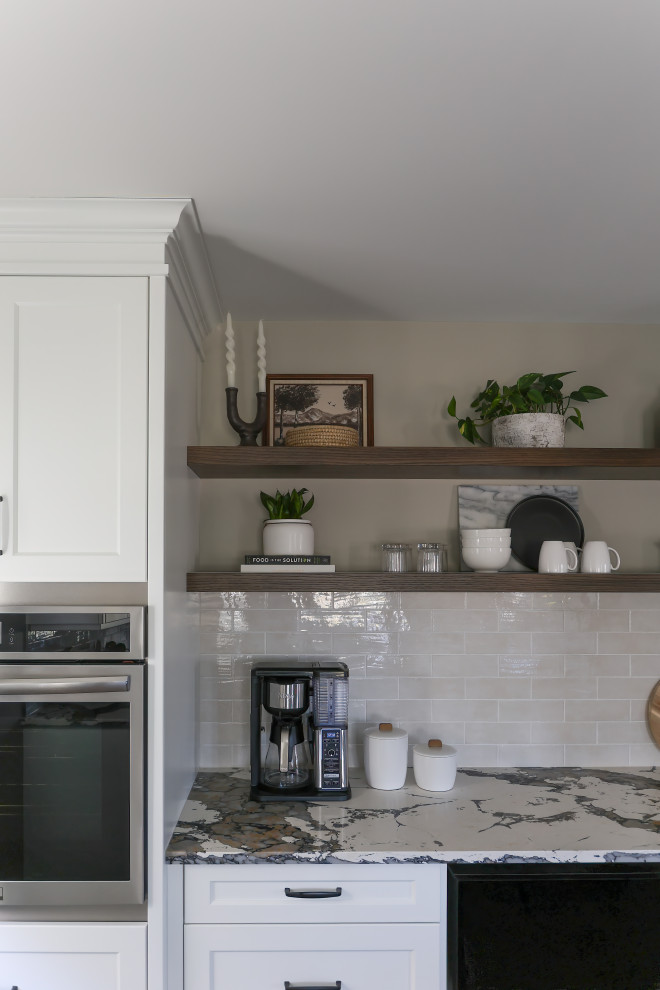 Transitional home design photo in Toronto