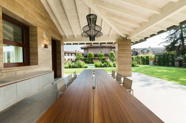 Edificio residenziale con piscina. modern-patio