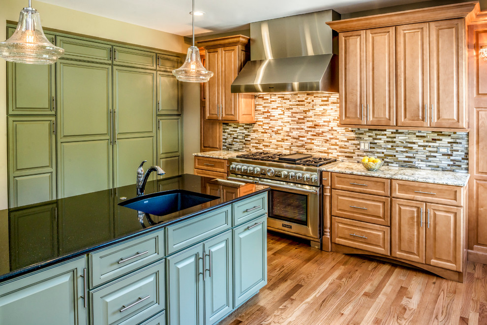 Transitional kitchen photo in Chicago