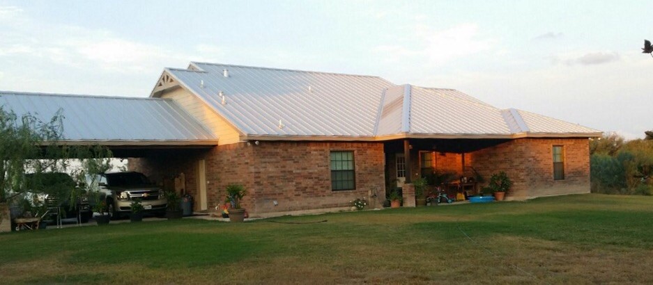 Example of a mountain style home design design in Austin