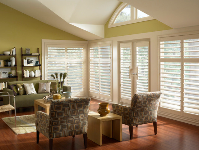 Transitional home design photo in Toronto