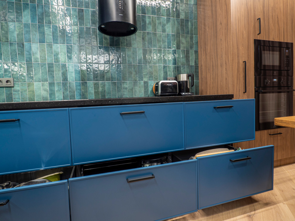 Кухня в современном стиле со встроенным аквариумом