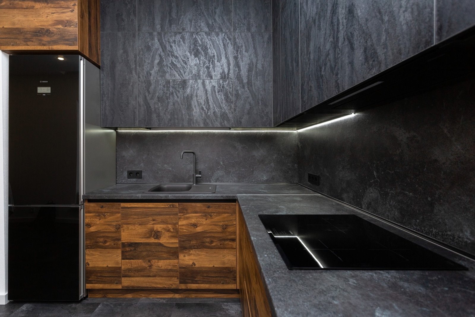 Кухня с темными фасадами в современном стиле