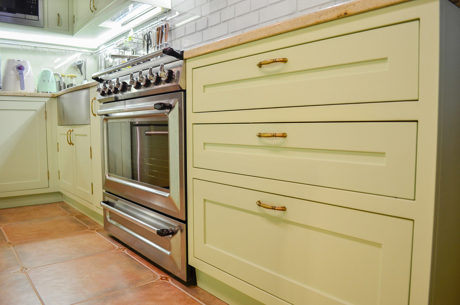 Нежно-зеленая кухня в американском стиле с островом