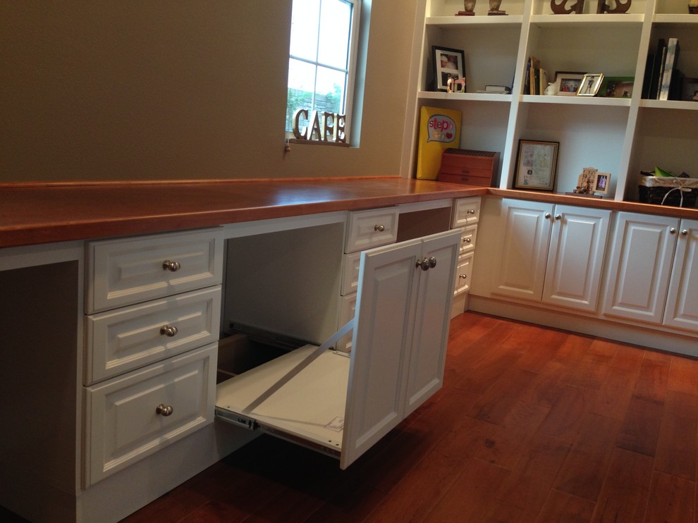 Photo of a traditional home office in Orange County with a built-in desk.