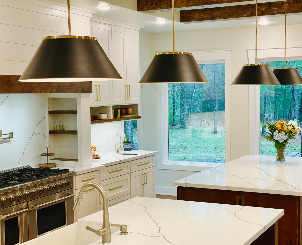 Exempel på ett stort klassiskt vit vitt kök med öppen planlösning, med en rustik diskho, skåp i shakerstil, skåp i mellenmörkt trä, bänkskiva i kvarts, vitt stänkskydd, vita vitvaror, vinylgolv, flera köksöar och brunt golv